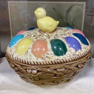 VINTAGE CERAMIC HOBBIEST MADE CHIC ON A BASKET